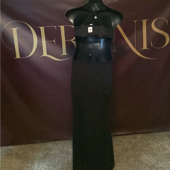 Simply Elegant Women's Black V-Neck Cutout Maxi Dress - Picture 8 of 9